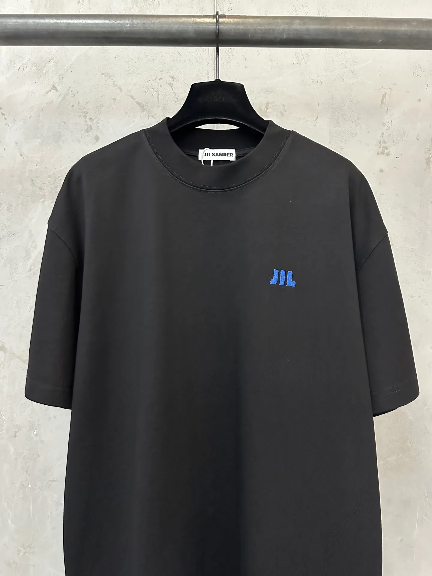￼-Summer New Arrival heavyweight 400g short-sleeved Jil sander Jil sander 26ss JIL letter embroidered short-sleeved T-shirt Fabric: Made of high-definition super heavyweight cotton double yarn compact Xinjiang cotton, weight 400g, with 2*2 Salona rib 420g, clean cloth surface, clear cloth texture, tight feel, stiff, high color fastness, no change in shape, no Color Change, custom hardware, thread Accessories, version and position, men and women, Same Style -Color: Black White -Size: XS S M L XL